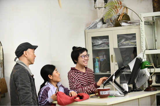 放弃外企高薪 前高考状元陪妻子开淘宝店创业