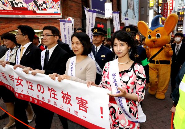 日本AV业背后的恶魔：明里是星探 擅利己色情电影选角