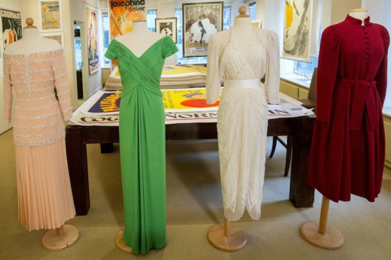 戴安娜王妃5套晚装礼服拍卖 拍出50万美元高价