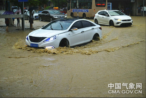 贵州铜仁遭遇大暴雨 红色警报拉响