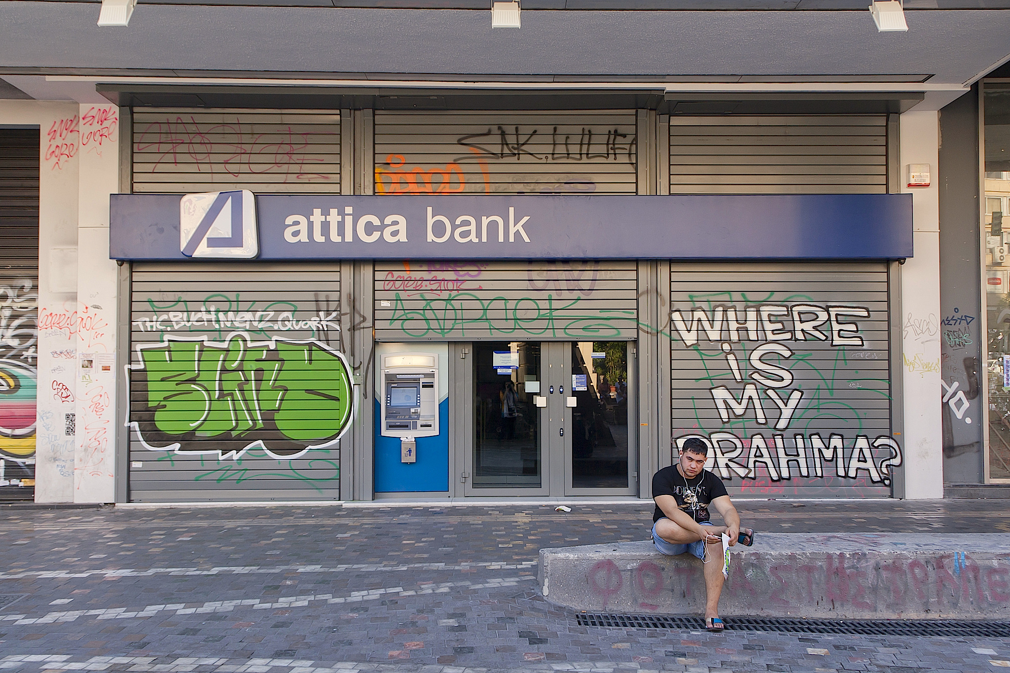 希腊最黑暗的一天：资本管制 所有银行、股市暂停营业