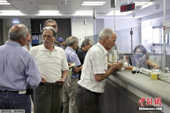 希腊银行开门营业 物价上涨