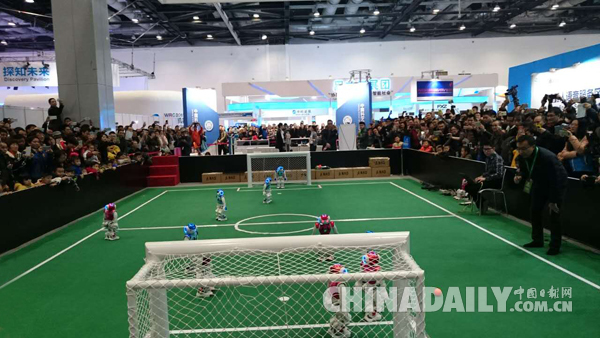 机器人足球比赛在国家会议中心上演 受观众热捧