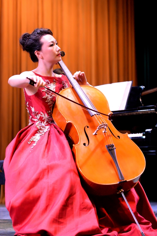 王硕举办大提琴独奏音乐会 精彩演绎中外名曲