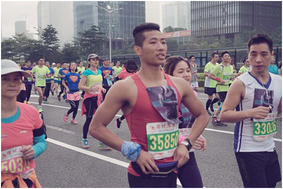 2015深圳国际马拉松收官 刷刷手环成选手标配
