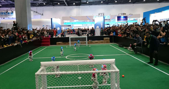 机器人足球比赛在国家会议中心上演 受观众热捧